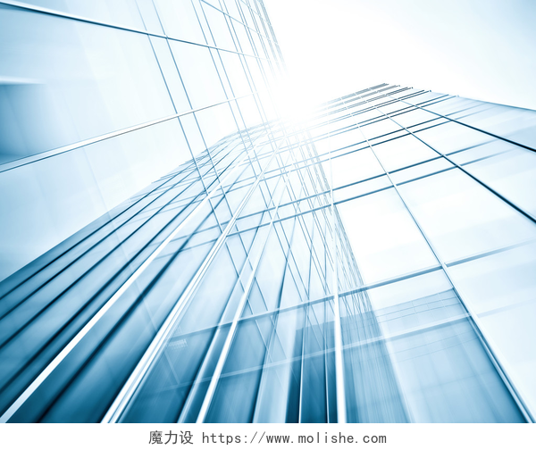 玻璃建筑的摩天大楼仰拍图全景和透视图广角查看到钢蓝色背景的玻璃高上升建筑摩天大楼在现代未来派市中心在晚上的业务概念的成功的工业建筑